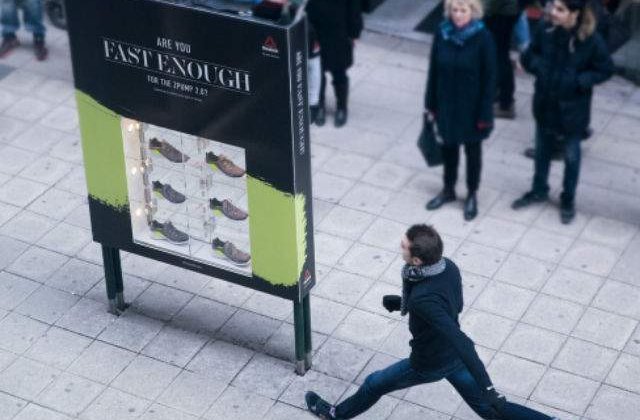 [VIDEO] Uite ce fac acesti trecatori pentru a primi gratuit o pereche de adidasi