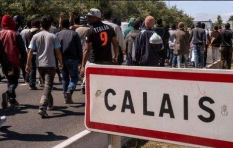 Franta nu va mai retine migrantii la Calais in cazul unui "Brexit"