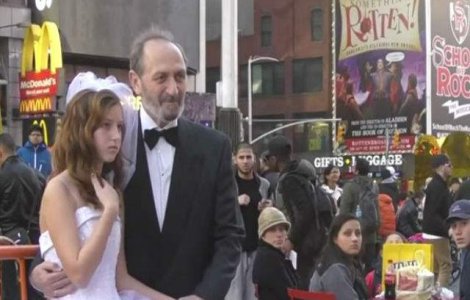  Video  Un barbat de 65 ani s-a casatorit cu o fetita in Times Square. Cum au reactionat trecatorii