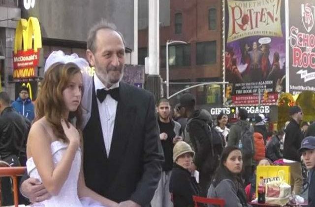 [VIDEO] Un barbat de 65 ani s-a casatorit cu o fetita in Times Square. Cum au reactionat trecatorii