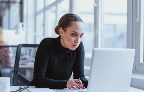  Video  Te doare spatele de la statul pe scaun la birou? Uite ce poti face