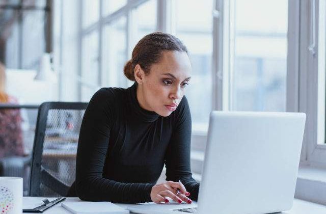 [VIDEO] Te doare spatele de la statul pe scaun la birou? Uite ce poti face