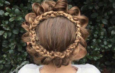  Foto  O mamica face senzatie pe internet cu impletiturile pe care i le face fiicei sale