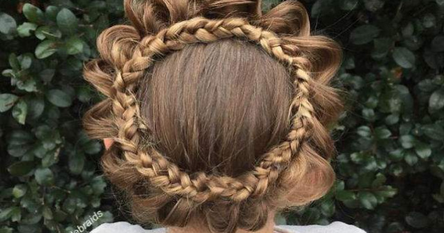 O mamica face senzatie cu impletiturile pe care le face fiicei sale