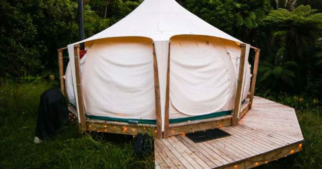 Acest tanar locuieste intr-un cort. Uite cum arata interiorul