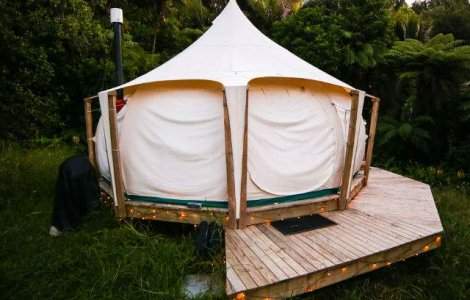  Video  Acest tanar locuieste intr-un cort. Uite cum arata interiorul