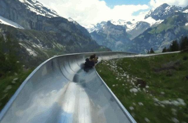 [VIDEO] Ai mai vazut asa ceva? Toboganul care traverseaza muntii