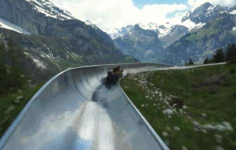Ai mai vazut asa ceva? Toboganul care traverseaza muntii