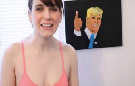 O artista a pictat portretul lui Donald Trump folosindu-si sanii