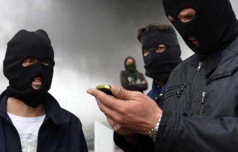 Jurnalisti europeni, atacati si batuti de barbati mascati