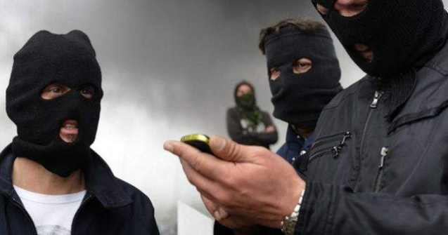 Jurnalisti europeni, atacati si batuti de barbati mascati