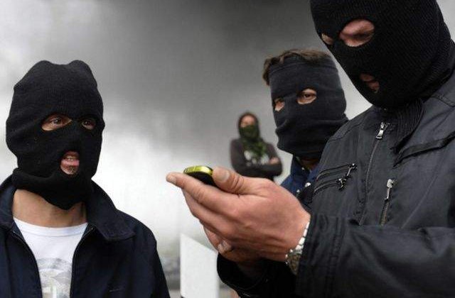 Jurnalisti europeni, atacati si batuti de barbati mascati