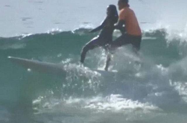 [VIDEO] Este oarba si surda, dar asta nu a impiedicat-o sa faca surf