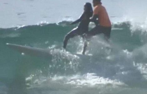Este oarba si surda, dar asta nu a impiedicat-o sa faca surf