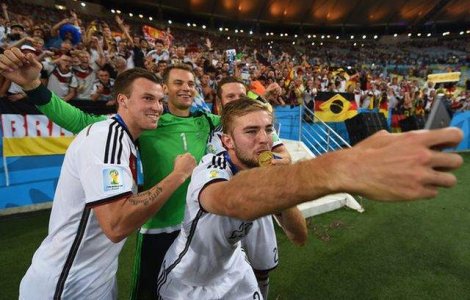 CE: Fotbalistii n-au voie sa foloseasca retelele sociale