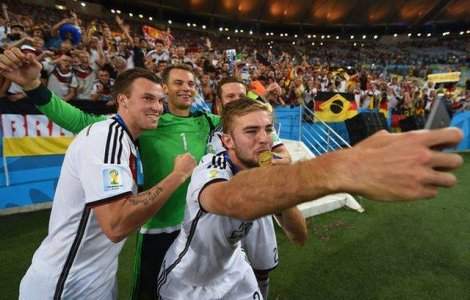 CE: Fotbalistii n-au voie sa foloseasca retelele sociale