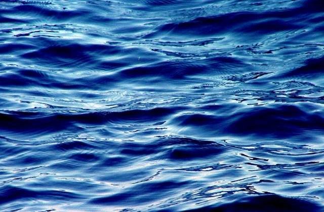 [Video] Garzile de coasta turce, filmate lovind cu bete o ambarcatiune plina cu imigranti