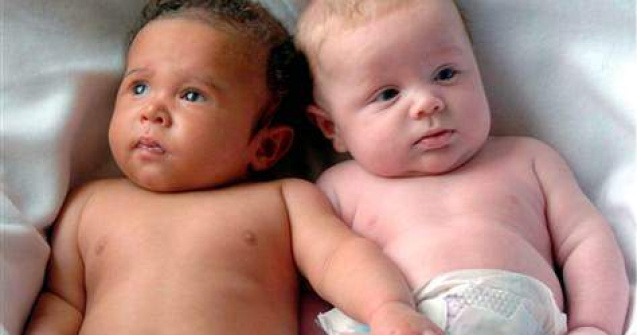 O femeie a nascut gemeni cu tati diferiti