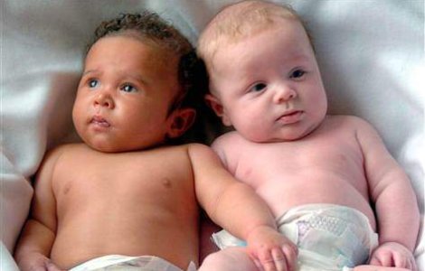 O femeie a nascut gemeni cu tati diferiti