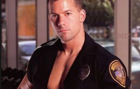 Surpriza! O femeie din Brasov a confundat mascatii cu stripperii