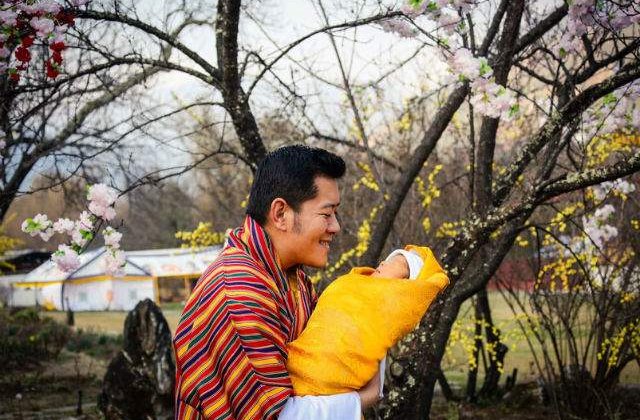 [FOTO] Bhutan a sarbatorit nasterea printului mostenitor plantand 108.000 arbusti