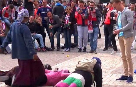 Patru cersetoare din Romania, umilite de suporteri de fanii lui PSV