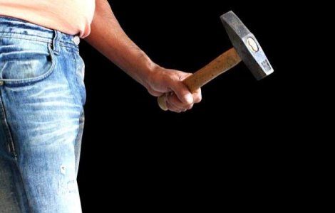 Un roman a atacat o femeie cu un ciocan in Italia