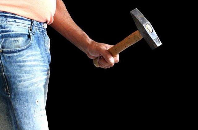 Un roman a atacat o femeie cu un ciocan in Italia