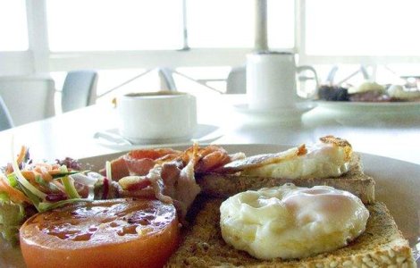 Micul dejun, cea mai importanta masa a zilei! Ce mananca oamenii sanatosi dimineata