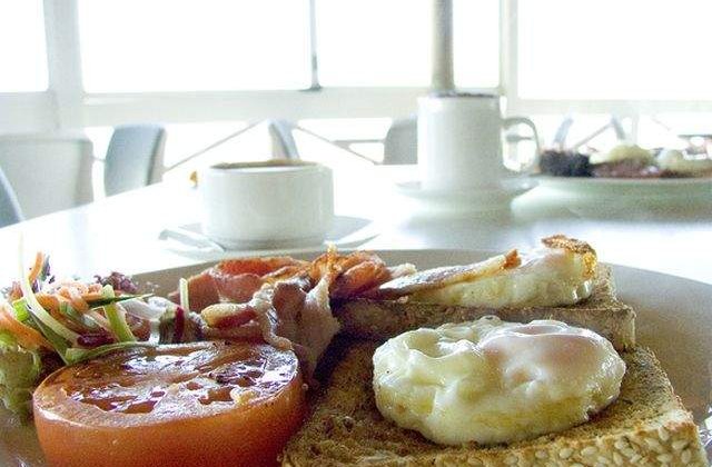 Micul dejun, cea mai importanta masa a zilei! Ce mananca oamenii sanatosi dimineata