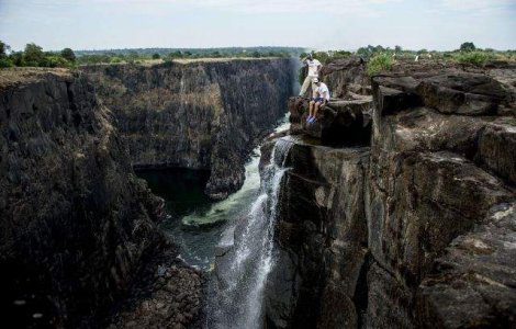 Cascada Victoria: Saritura in apa, printre crocodili si pesti tigru