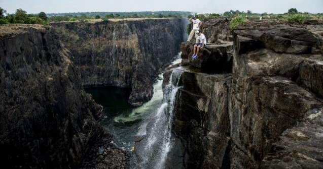 Cascada Victoria: Saritura in apa, printre crocodili si pesti tigru