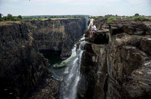 Cascada Victoria: Saritura in apa, printre crocodili si pesti tigru