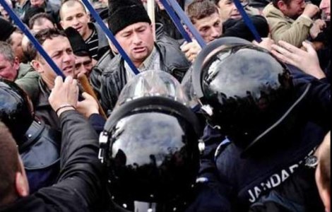 Confruntari intre protestatari si jandarmi in Parcul Izvor