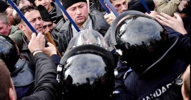 Confruntari intre protestatari si jandarmi in Parcul Izvor