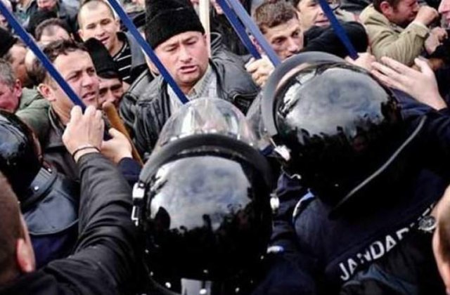 Confruntari intre protestatari si jandarmi in Parcul Izvor din Capitala