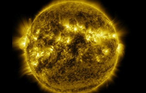 A filmat soarele timp de un an. Rezultatul este superb