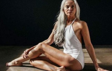 La 60 de ani face reclama la costume de baie. Uite cum arata