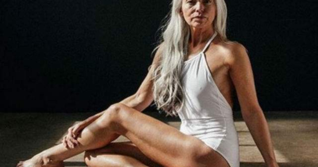 La 60 de ani face reclama la costume de baie. Uite cum arata