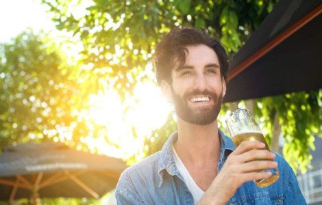 Cel mai tare job: esti platit ca sa bei bere si sa calatoresti