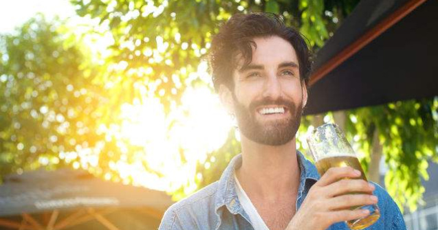 Cel mai tare job: esti platit ca sa bei bere si sa calatoresti