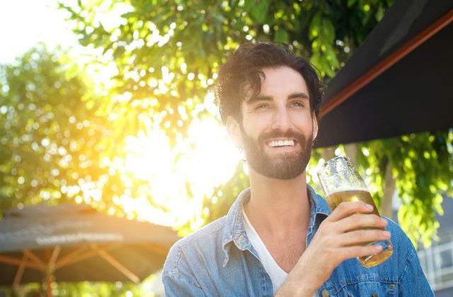 Cel mai tare job: esti platit 12.000 dolari ca sa bei bere si sa calatoresti