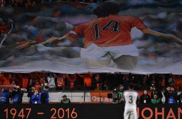 Johan Cruyff a fost omagiat in minutul 14 al meciului Olanda- Franta