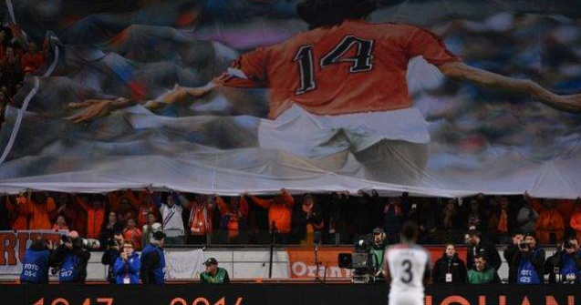Johan Cruyff a fost omagiat in minutul 14 al meciului Olanda- Franta
