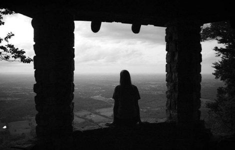 Motivul pentru care persoanele inteligente se simt nefericite