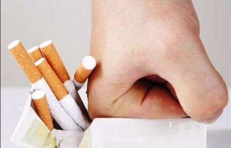 Sase elevi din Bucuresti, amendati pentru ca au fumat in scoala