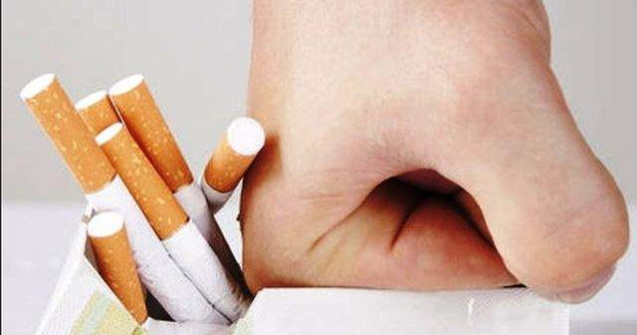 Sase elevi din Bucuresti, amendati pentru ca au fumat in scoala