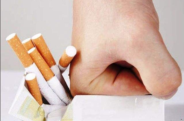 Sase elevi din Bucuresti, amendati pentru ca au fumat in scoala