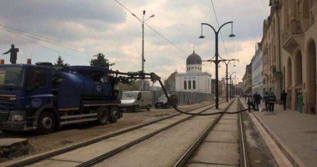 Situatia rusinoasa in Oradea pentru autoritati. Canalizarea este realizata manual de o vidanja
