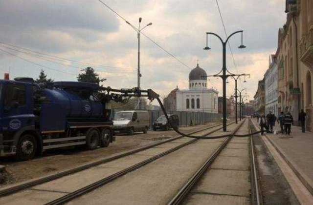 Situatia rusinoasa in Oradea pentru autoritati. Canalizarea este realizata manual de o vidanja